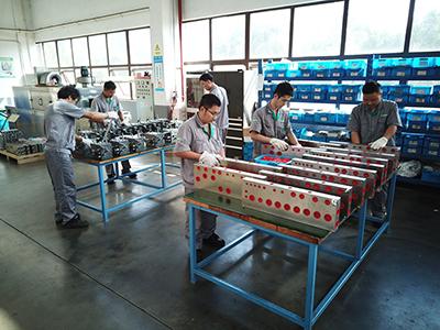 Hydraulic manifold assembling